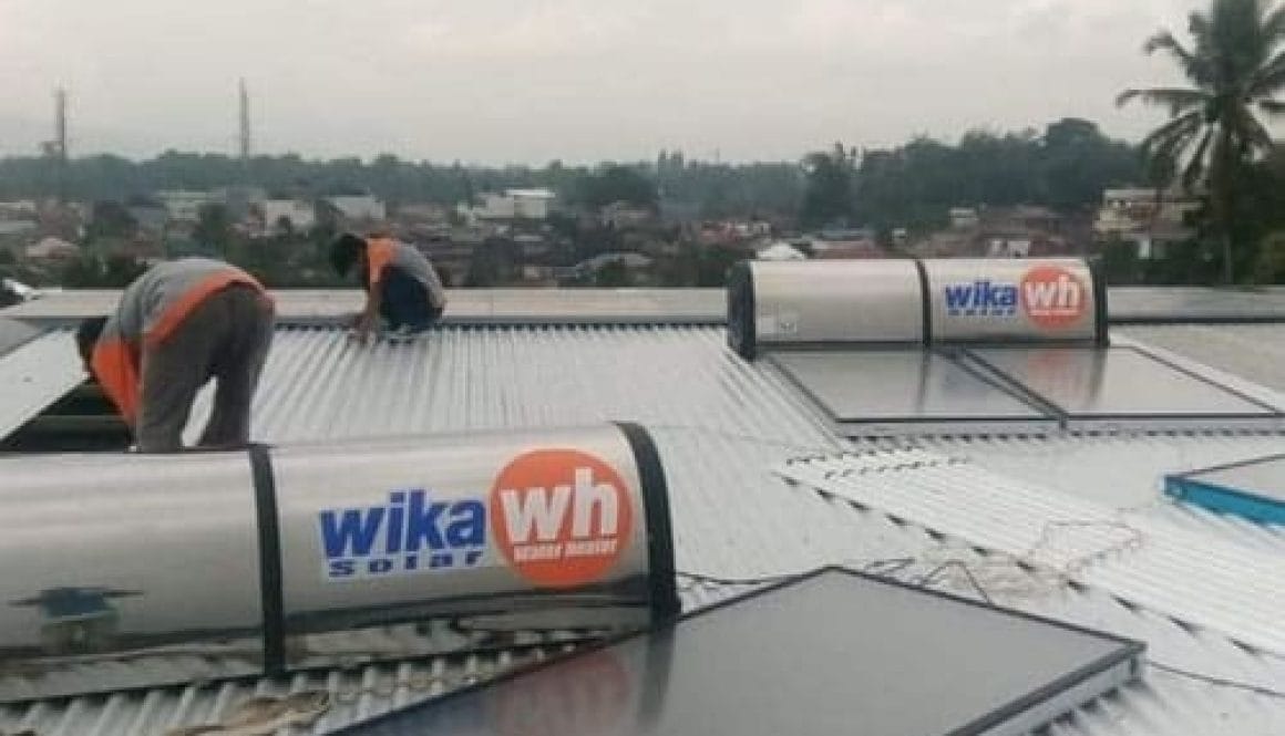 Perbedaan WIKA Solar Water Heater dan Electric Water Heater dari sisi biaya, instalasi, efisiensi, dan kebutuhan rumah.
